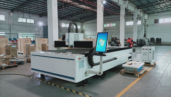 Proceso de láser de metal de venta caliente Corte con láser maquinaria industrial Equipo máquina de corte con láser de fibra de CNC 3015